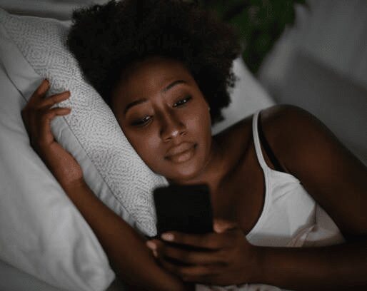 Read more about the article 6 Ways To Cut Back On Nighttime Smartphone Use